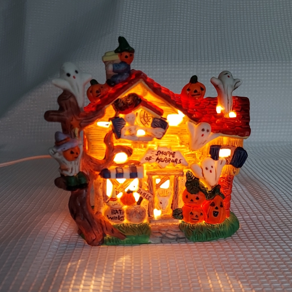 Halloween Spooky Hollow Small Lighted Porcelain House Haunted Ghosts 1997